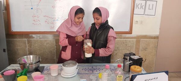 شیرینیِ دوستی اردوی دختران مهدیه در کارگاه شیرینی‌پزی کانون  امام خمینی(ره)