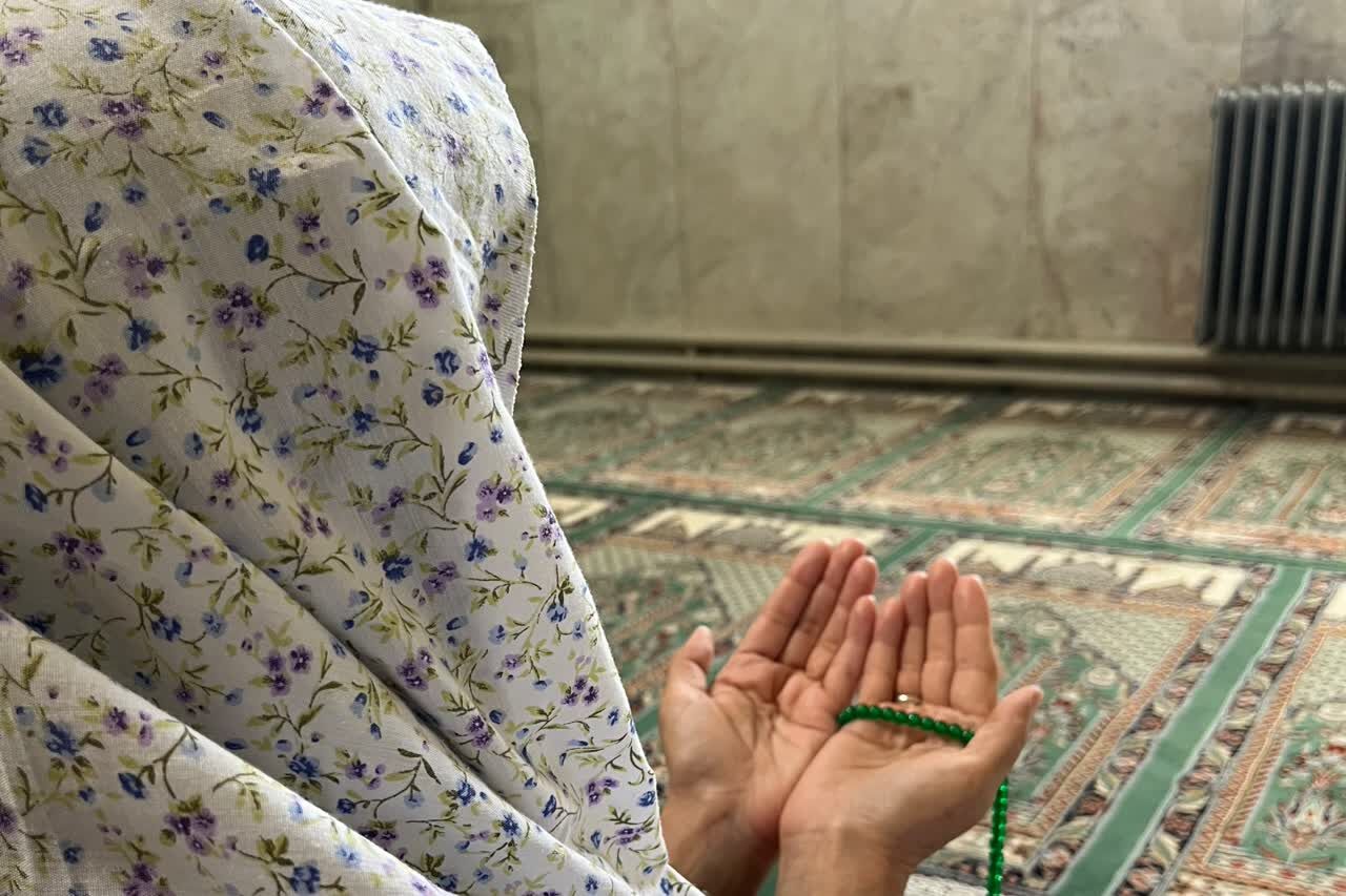 تصویر بندگی دانش‌آموزان در ماه خدا