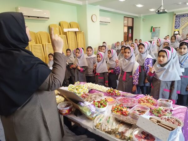 جشن میلاد امام خوبی‌ها در دبستان برادران شهید دیده‌ور کازرون
