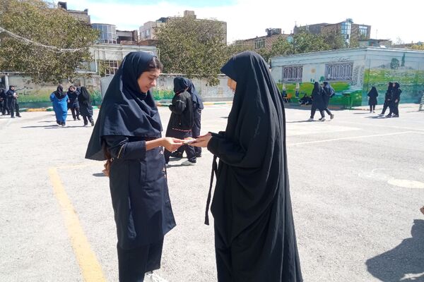 توزیع پاکت‌های امر به معروف و نهی از منکر در دبیرستان دخترانه دلیری