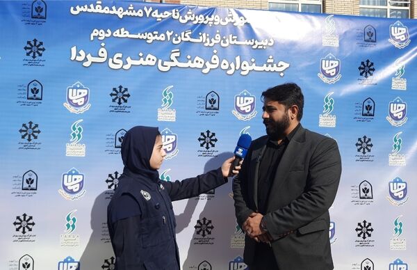 اولین نمایشگاه ماها در دبیرستان فرزانگان ۲ دوره دوم ناحیه ۷ مشهد