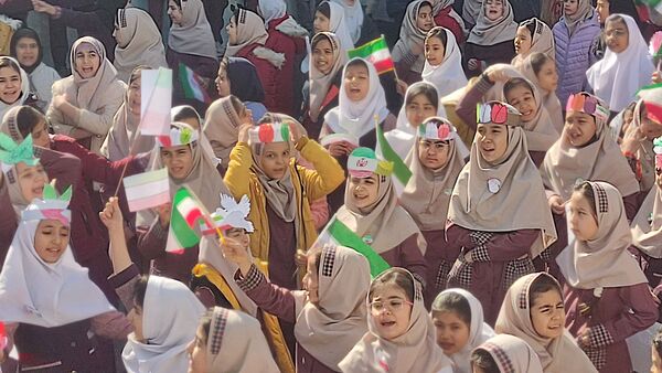 نکوداشت ایام الله دهه مبارک فجر در مدارس آزادواری یک و شهید رجایی یک منطقه پردیس 