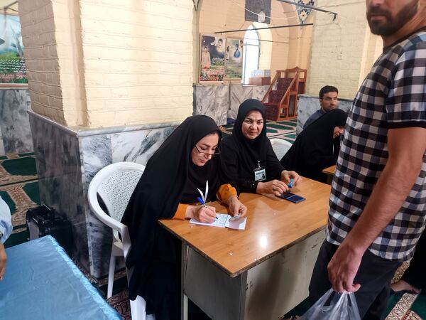 حضور مسئولان، مردم و رای اولی‌های چناران پای صندوق‌های رای در میدان انتخابات 