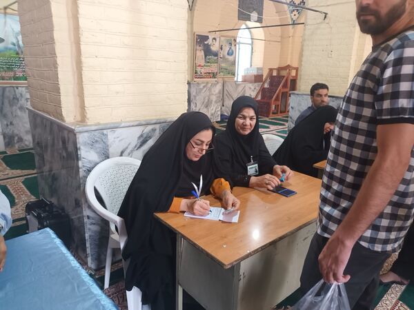 حضور مسئولان، مردم و رای اولی‌های چناران پای صندوق‌های رای در میدان انتخابات 