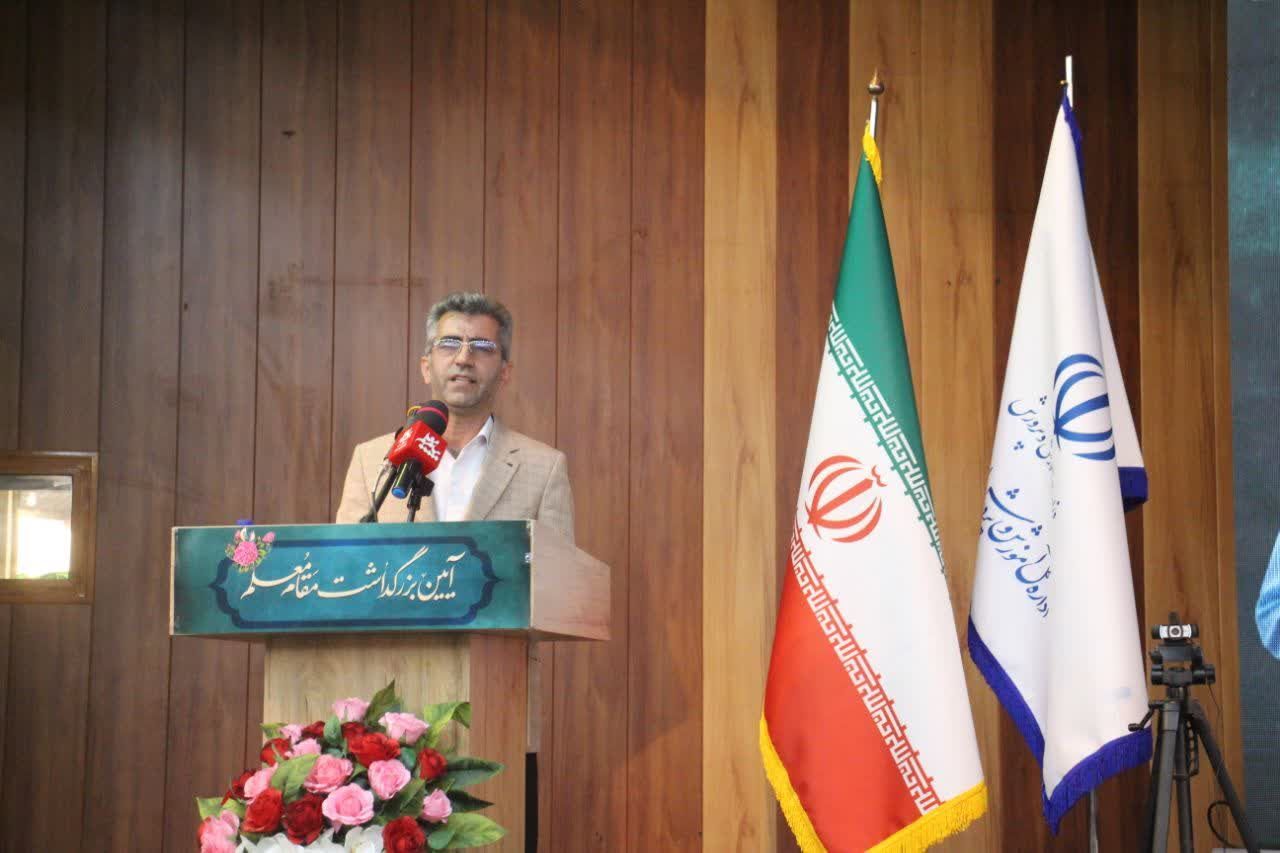 معلم فرشته و پناهگاهی است که ما را به راه درست رهنمون می‌سازد