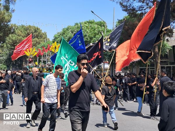 ورود هیئت‌های عزاداری به مهدیه کاشمر در هشتمین روز محرم