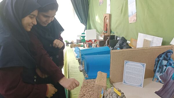 برگزاری نمایشگاه باقرآن تا آسمان در دبیرستان دخترانه امام حسین(ع)