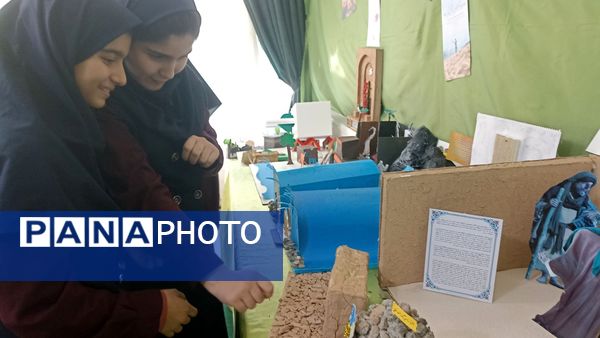 برگزاری نمایشگاه باقرآن تا آسمان در دبیرستان دخترانه امام حسین(ع)