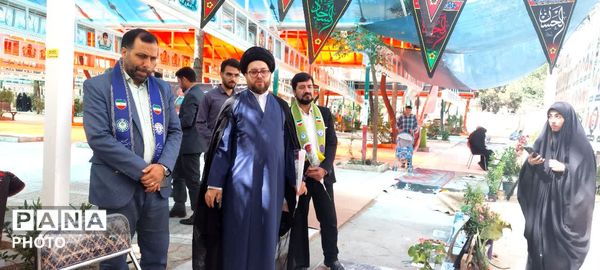 آیین گلباران مزار شهدا در سالروز تاسیس سازمان دانش‌آموزی