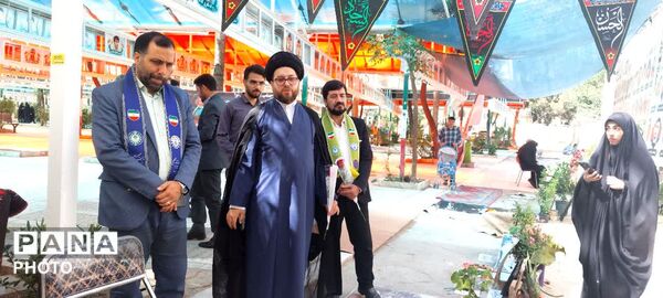 آیین گلباران مزار شهدا در سالروز تاسیس سازمان دانش‌آموزی
