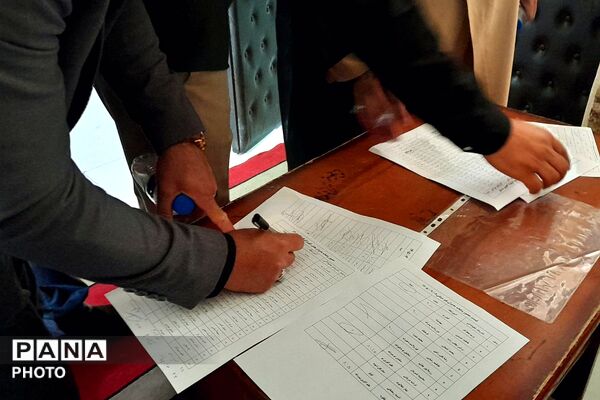 جلسه مدیران مدارس منطقه کهریزک؛ هماهنگی «پروژه مهر» و آیین بدرقه رهبر شهید