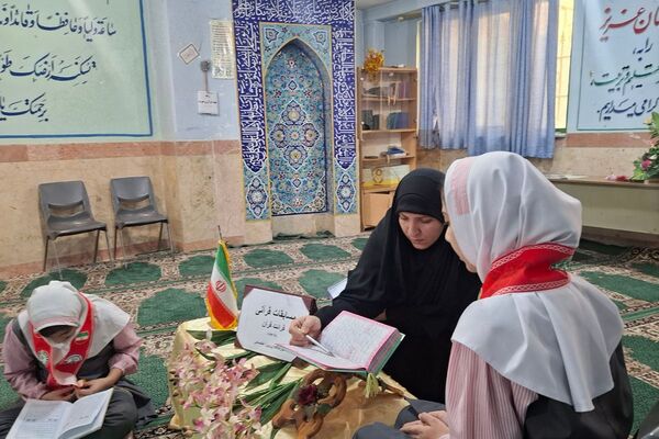 مدارس شهرستان فیروزکوه میزبان محافل انس با قرآن در هفته قرآن، عترت و نماز
