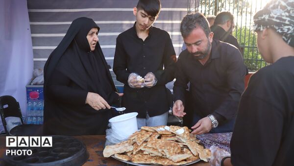 خدمت به زائران آقای شهید ایران 