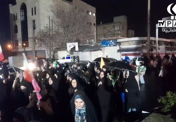 حضور پرشور شهروندان کوهدشت در شب بارانی؛ ثبت صحنه‌هایی کم‌نظیر از همدلی
