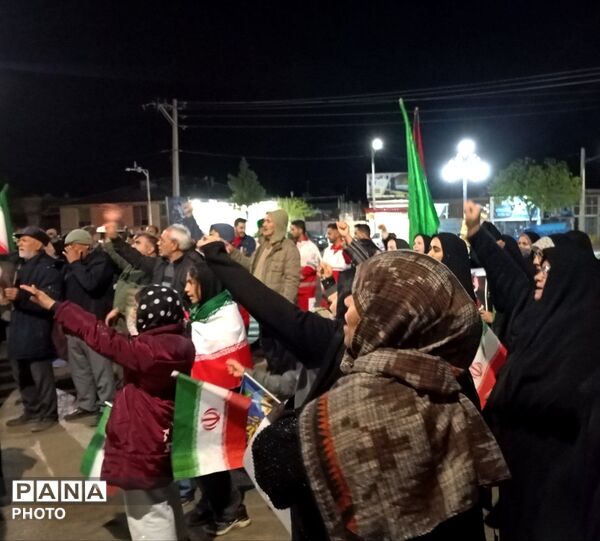 دانش‌آموزان شهرستان مانه در راهپیمایی‌های شبانه در جنگ رمضان 