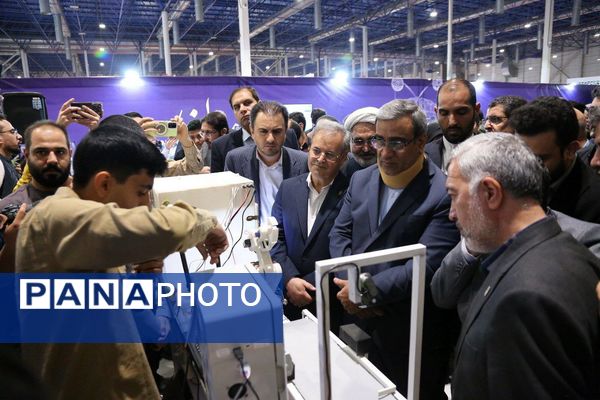 بازدید استاندار خراسان رضوی از دستاوردهای پژوهش و نوآوری در نمایشگاه مشهد