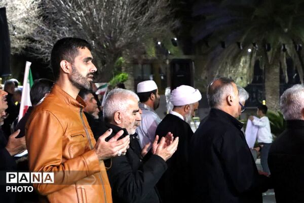 تجمع مردم انقلابی بندرترکمن در میدان مختومقلی