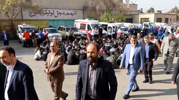 برگزاری مانور متمرکز استانی زلزله و ایمنی همزمان با سراسر کشور در مدرسه نیکان ناحیه 2 کرج 