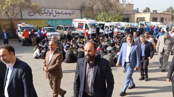 برگزاری مانور متمرکز استانی زلزله و ایمنی همزمان با سراسر کشور در مدرسه نیکان ناحیه 2 کرج 