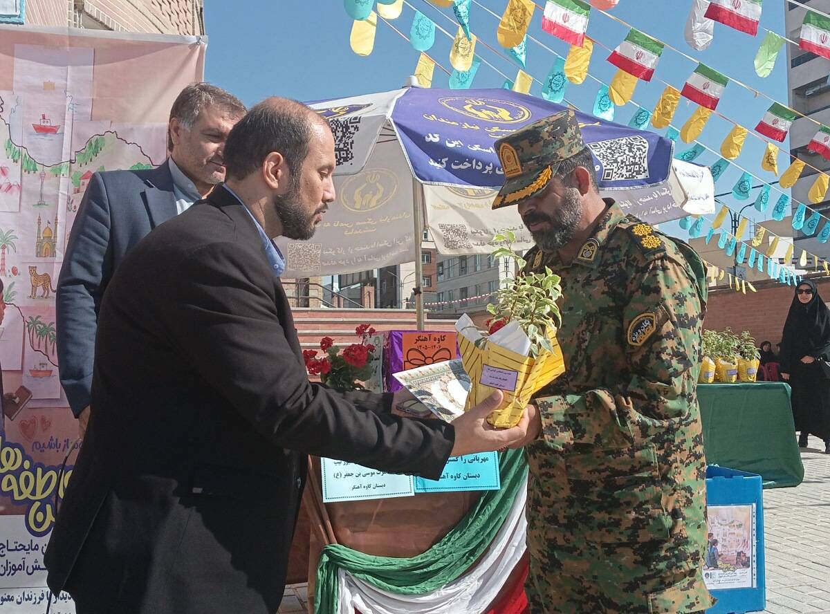 گرامیداشت روز نیروی انتظامی در مدرسه کاوه آهنگر