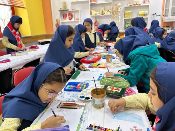 شکوفایی استعدادهای هنری دانش آموزان پایه چهارم دبستان آرمینه مصلی نژاد