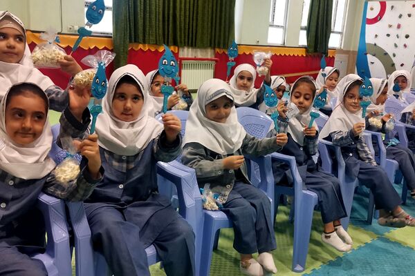 برگزاری جشن آب برای دانش‌آموزان کلاس اولی دبستان زنده‌یاد قمصری شهرستان ورامین