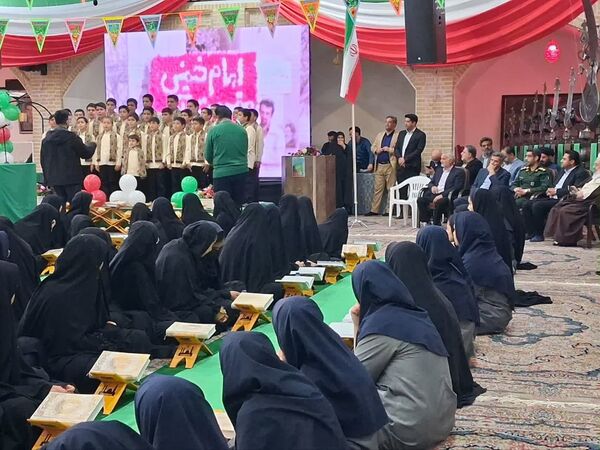 محفل انس با قرآن کریم همراه با نواخته شدن زنگ انقلاب 