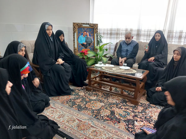 دیدار دختران رای اولی قم با خانواده شهید آقازاده نژاد
