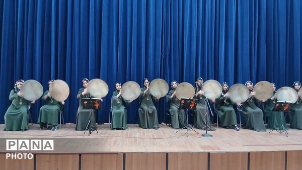 افتتاح نمایشگاه نقاشی هنرهای تجسمی با ۱۷۰ اثر هنرمندان در تویسرکان