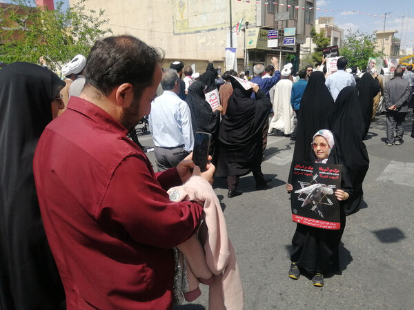 راهپیمایی نمازگزاران جمعه قم در حمایت از عملیات وعده صادق و طرح نور