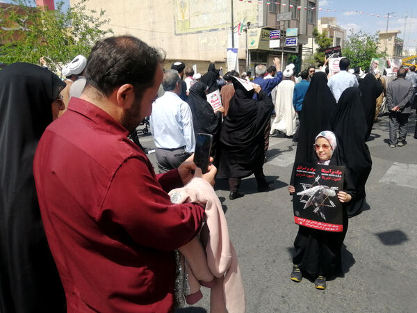 راهپیمایی نمازگزاران جمعه قم در حمایت از عملیات وعده صادق و طرح نور