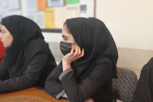 جلسه مدیر با دانش آموزان منتخب پژوهشسرا در دبیرستان شهدای هسته ای قرچک