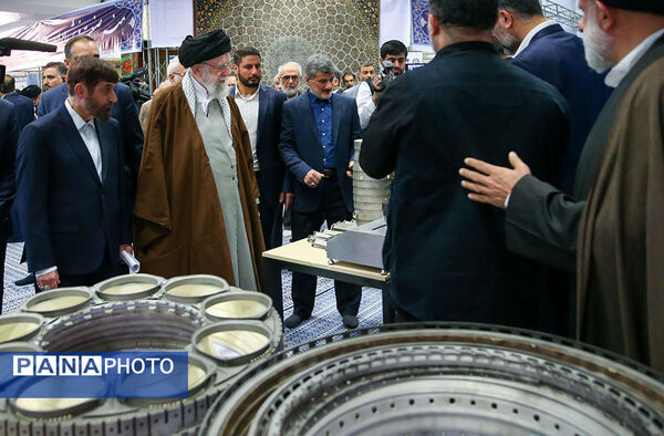 بازدید رهبر انقلاب از نمایشگاه دستاوردهای بخش خصوصی