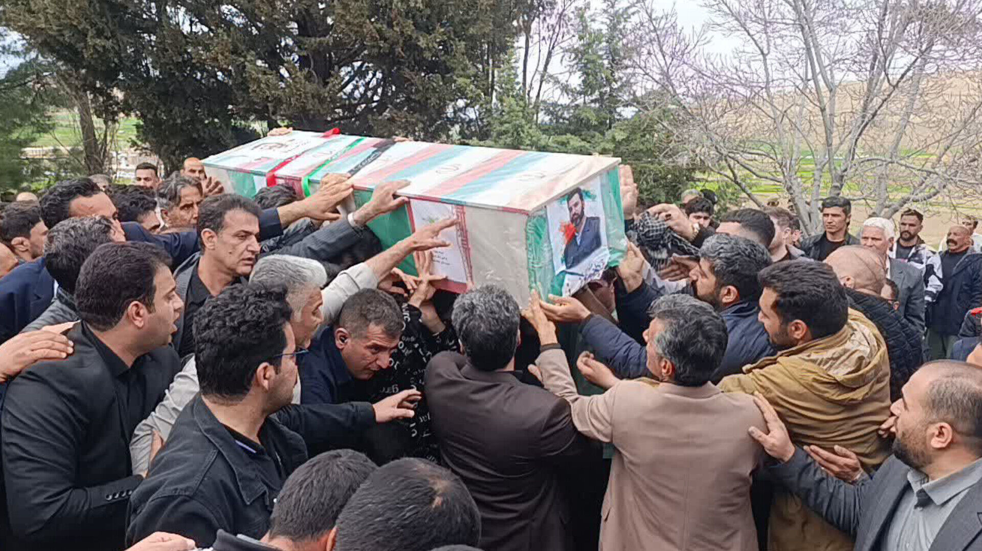 بدرقه تا بهشت، مراسم خاکسپاری شهید سرافراز پرویز ضرونی در کوهدشت 