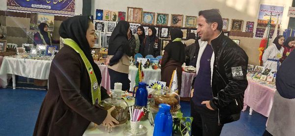 افتتاح نمایشگاه دست‌سازه‌های هنرجویان هنرستان‌های محمودآباد 