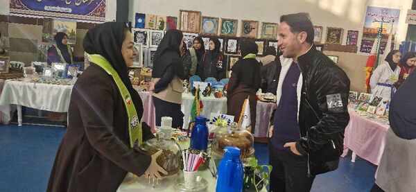 افتتاح نمایشگاه دست‌سازه‌های هنرجویان هنرستان‌های محمودآباد 