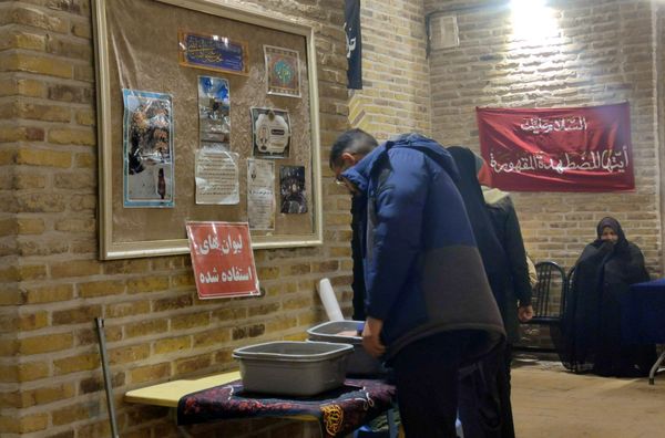 فعالیت چایخانه حضرت زهرا(س) نیشابور در هوای سرد زمستانی 