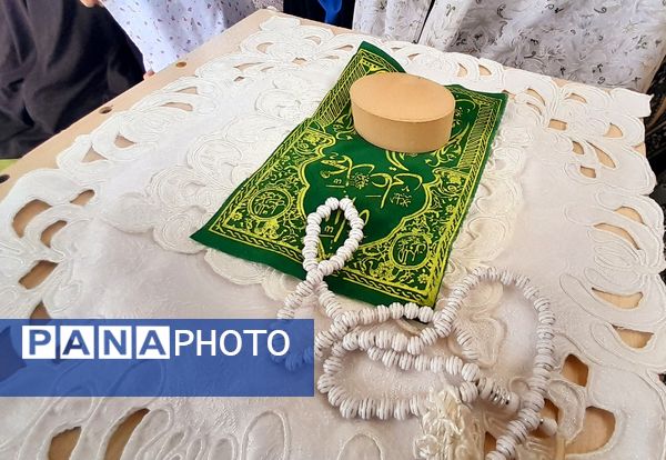 شرکت دانش‌آموزان در نماز جماعت