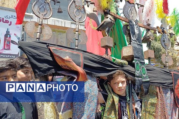 حضور پرشور کودکان و نوجوانان ورامینی در مراسم عزاداری روز عاشورا