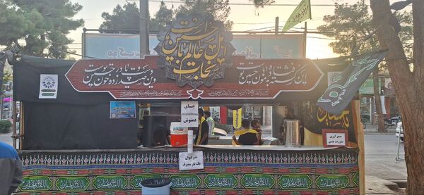 پذیرایی موکب سازمان دانش‌آموزی شهرستان اسفراین از عزاداران امام حسین (ع)