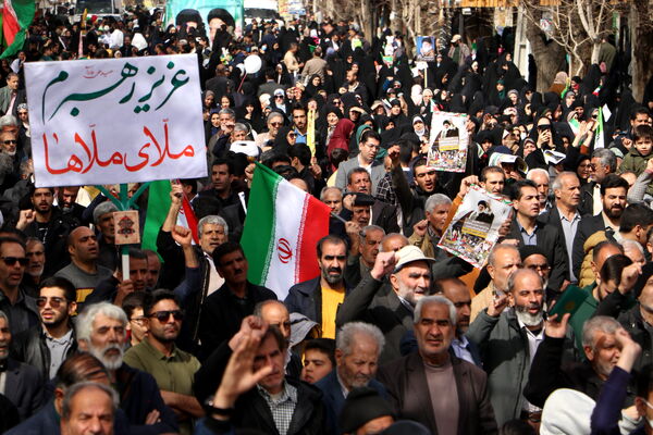 شکوه همبستگی مردم آباده در راهپیمایی ۲۲ بهمن