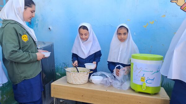 جشنواره فروش غذاهای سالم با مشارکت دانش آموزان مدرسه شهید رجایی ۱ منطقه پردیس 