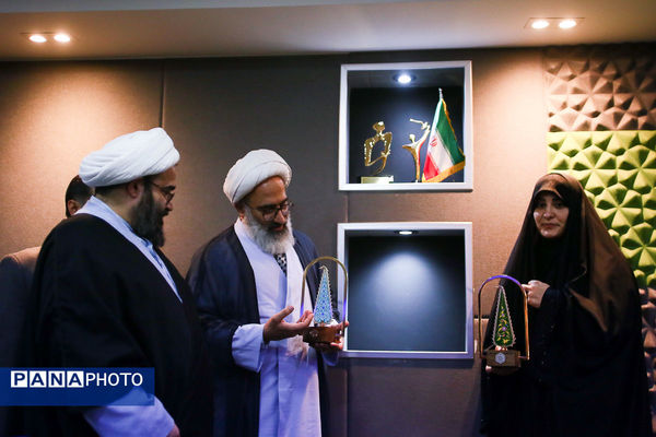 نخستین روضه گردان تاریخ حضرت زهرا(س) بوده است/ نشان «فضه» رونمایی شد