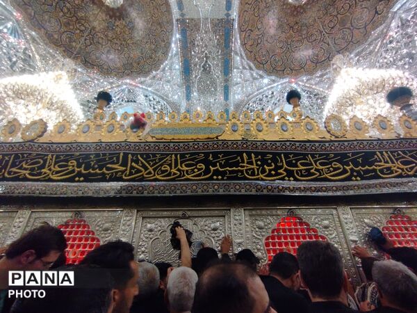 سلام زائران اربعین به باب‌الحوائج(ع) در حرم نورانی امامین کاظمین