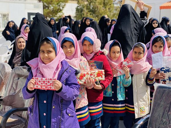 نواختن زنگ جشن نیکوکاری در دبستان زینب قهرمانی مه ولات