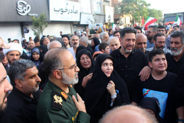 جلوه‌های حماسی از حضور نوجوانان قمی در مراسم تشییع شهدا 