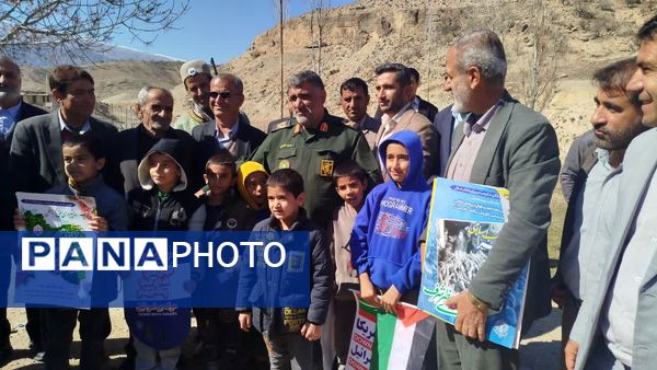 مشت‌های درهم گره خورده دانش‌آموزان کهگیلویه و بویراحمد در راهپیمایی ۲۲ بهمن