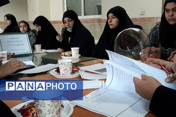 رقابت دانش‌آموزان منتخب در انتخابات منطقه‌ای شورای دانش‌آموزی بهارستان دو