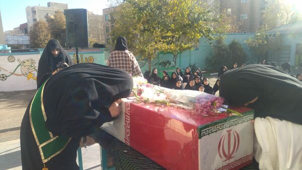 حضور پرمهابت شهید گمنام به مدرسه حضرت زینب صدرا و گرامیداشت مراسم پرچم‌گردانی امام حسین(ع) در هشتگرد