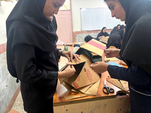 فضاسازی نمادین هنرستان تلاش با مشارکت دانش‌آموزان در آستانه ۱۳ آبان